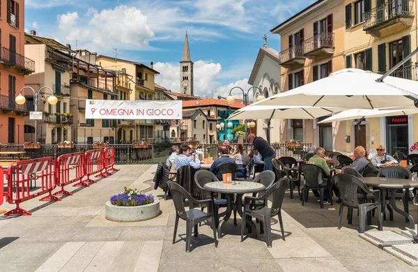 Omegna, Verbano-Cusio-Ossola, Piedmont, İtalya - 25 Mayıs 2018: açık bar Lake sahil Orta Piedmont üzerinde bulunan tarihi merkezi Omegna köyde zevk insanların.