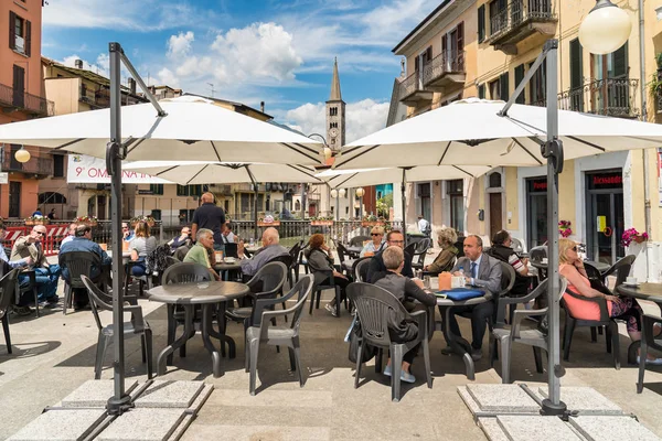Omegna, Verbano-Cusio-Ossola, Piedmont, İtalya - 25 Mayıs 2018: açık bar Lake sahil Orta Piedmont üzerinde bulunan tarihi merkezi Omegna köyde zevk insanların.