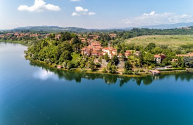 Biandronno köyü ile Varese Gölü 'nün havadan görünüşü, Varese, Lombardy, İtalya
