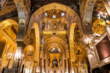 Palermo, Sicilya, İtalya - 11 Ekim 2017: Saracen kemerli ve Palatine Şapel İtalya'nın Palermo, Sicilya, Kraliyet Sarayı'nın içinde Bizans mozaikleri