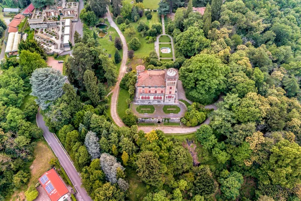 Villa Toeplitz Varese havadan görünümü yazında, Lombardiya, İtalya