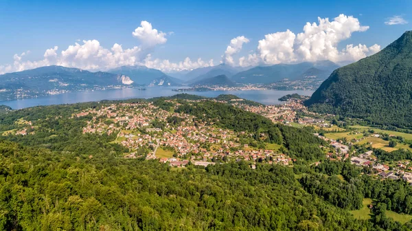 Panoramisch Uitzicht Het Lago Maggiore Met Zwitserse Alpen Achtergrond Zomerdag — Stockfoto