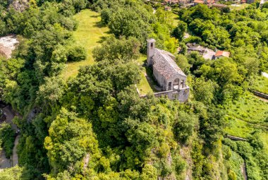Havadan görünümü, küçük taş Kilisesi, Saint Veronica üzerinde Calde Rocca, Castelveccana'daki Varese eyaletinde, Lombardy, İtalya