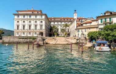 Stresa, Verbania, Italya-18 Haziran 2018: Bella Adası veya Isola Bella, Verbania, Stresa, Italya 'da Maggiore Gölü Borromean Adaları biri üzerinde Rönesans Saray görünümü