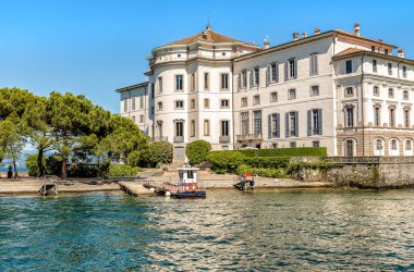 Bella Adası veya Isola Bella, Verbania, Stresa, Italya 'da Maggiore Gölü Borromean Adaları biri üzerinde Rönesans Saray görünümü