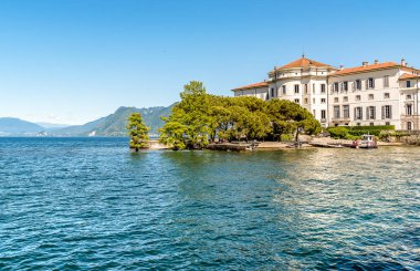 Bella Adası veya Isola Bella, Verbania, Stresa, Italya 'da Maggiore Gölü Borromean Adaları biri üzerinde Rönesans Saray görünümü