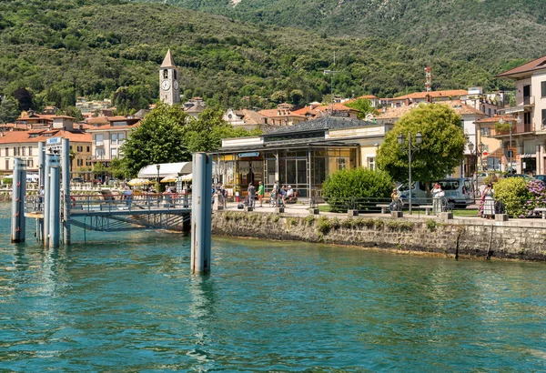 Baveno, Verbania, İtalya - 14 Haziran 2018: Görünüm, Pier küçük kasabanın Baveno, turist feribot teknede Gölü kıyısındaki Maggiore Piedmont, İtalya için bekleyen daha