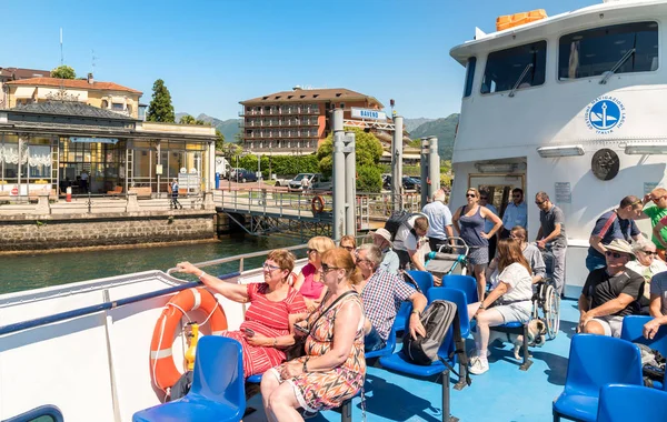Baveno, Verbania, İtalya - 14 Haziran 2018: Lake Maggiore üzerinde seyahat feribot tekne turist Piedmont, İtalya için Baveno pier yakınındaki