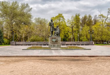 Rus şair Alexander Pushkin ve onun nannyarina Rodionovna parkta Pskov, Rusya'nın Anıtı 