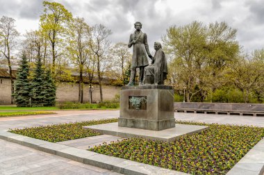 Rus şair Alexander Pushkin ve onun nannyarina Rodionovna parkta Pskov, Rusya'nın Anıtı 