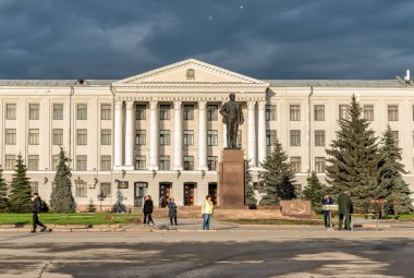 Pskov, Rusya Federasyonu - 5 Mayıs 2018: anıt önünde Pskov State University, Pskov, Rusya'nın merkezindeki Lenin meydanında Vladimir Lenin için