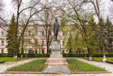 Pskov, Rusya'nın parkta Rus komünist Sergey Kirov anıt