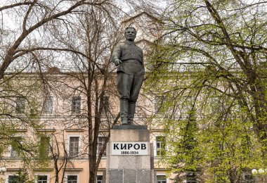Pskov, Rusya'nın parkta Rus komünist Sergey Kirov anıt