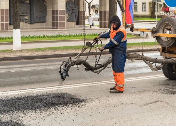 Pskov Russian Federation May 2018 Road Worker Putting Hot Asphalt — Stock Photo, Image