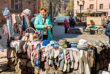 Riga, Letonya - 30 Nisan 2018: Kadın satıcı örme hediye turistler de tarihi merkezi Riga, Letonya için yapılan