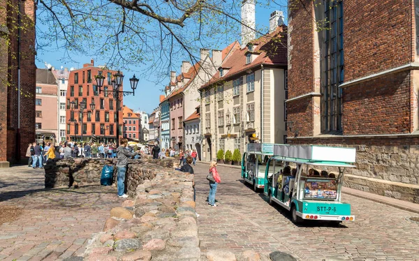 Riga Lettland April 2018 Touristen Genießen Bars Geschäfte Und Souvenirverkäufer — Stockfoto