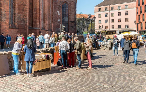 Riga Letonia Abril 2018 Los Turistas Disfrutan Bares Aire Libre — Foto de Stock