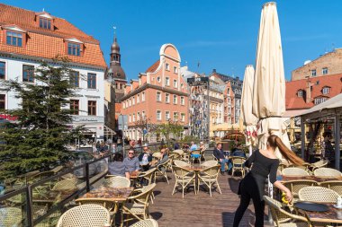 Riga, Letonya - 30 Nisan 2018: rahatlatıcı ve Riga, Letonya tarihi merkezi açık bar zevk insanlar