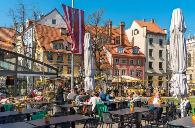 Riga, Letonya - 30 Nisan 2018: rahatlatıcı ve Riga, Letonya tarihi merkezi açık bar zevk insanlar