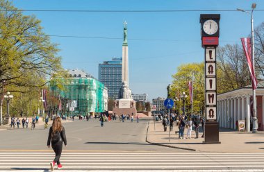 Riga, Letonya - 30 Nisan 2018: Görünüm, Özgürlük Meydanı Özgürlük Anıtı yer alan merkezi, Riga, Letonya Letonya ile