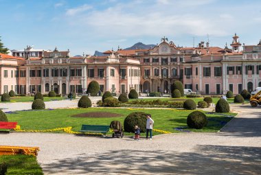 Varese, İtalya: 16 Nisan 2018: görünüm, bahçeleri, Estense Sarayı (Palazzo Estense) bahar Varese, İtalya.