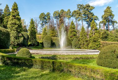 Havuzun genel parkta Estense Sarayı (Palazzo Estense) Varese, İtalya