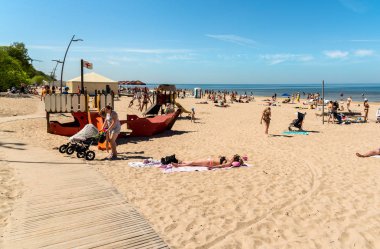 Maiori, Jurmala, Letonya - 12 Mayıs 2018: İnsanlar, Jurmala resort, Letonya Baltık Denizi Körfezi sahilinde güneşli bahar günü zevk.
