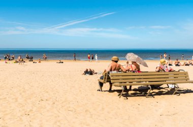 Maiori, Jurmala, Letonya - 12 Mayıs 2018: İnsanlar, Jurmala resort, Letonya Baltık Denizi Körfezi sahilinde güneşli bahar günü zevk.