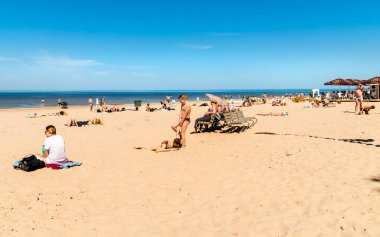 Maiori, Jurmala, Letonya - 12 Mayıs 2018: İnsanlar, Jurmala resort, Letonya Baltık Denizi Körfezi sahilinde güneşli bahar günü zevk.