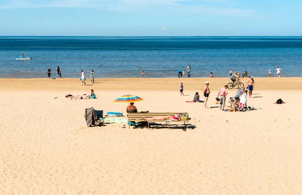 Maiori, Jurmala, Letonya - 12 Mayıs 2018: İnsanlar, Jurmala resort, Letonya Baltık Denizi Körfezi sahilinde güneşli bahar günü zevk.