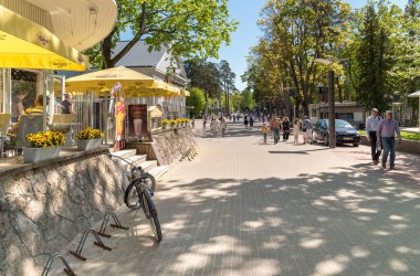 Maiori, Jurmala, Letonya - 12 Mayıs 2018: Dzintari konser salonu, Baltık Denizi, Jurmala, Maiori merkezi sahilinde bulunan karmaşık yakınındaki insanlar yürürken, insanlar.