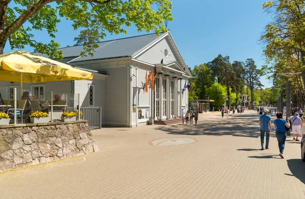 Maiori, Jurmala, Letonya - 12 Mayıs 2018: Dzintari konser salonu, Baltık Denizi, Jurmala, Maiori merkezi sahilinde bulunan karmaşık yakınındaki insanlar yürürken, insanlar.