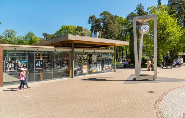 Maiori, Jurmala, Letonya - 12 Mayıs 2018: Dzintari konser salonu, Baltık Denizi, Jurmala, Maiori merkezi sahilinde bulunan karmaşık yakınındaki insanlar yürürken, insanlar.