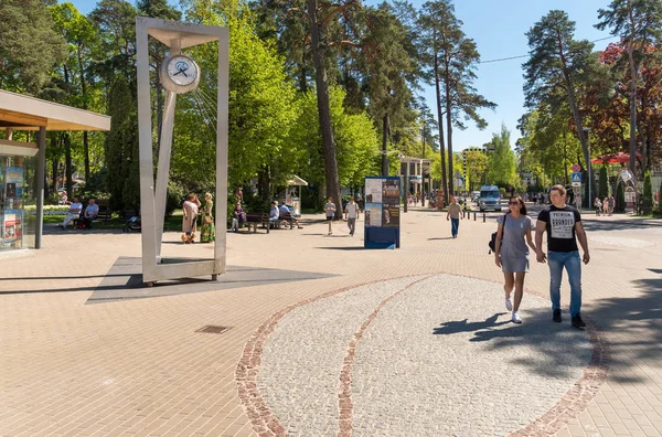 Maiori, Jurmala, Letonya - 12 Mayıs 2018: Dzintari konser salonu, Baltık Denizi, Jurmala, Maiori merkezi sahilinde bulunan karmaşık yakınındaki insanlar yürürken, insanlar.