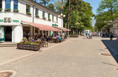 Maiori, Jurmala, Letonya - 12 Mayıs 2018: rahatlatıcı ve Jomas Street, Jurmala, Letonya Maiori Merkezi açık bar zevk insanlar
