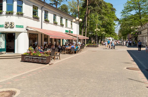 Maiori, Jurmala, Letonya - 12 Mayıs 2018: rahatlatıcı ve Jomas Street, Jurmala, Letonya Maiori Merkezi açık bar zevk insanlar