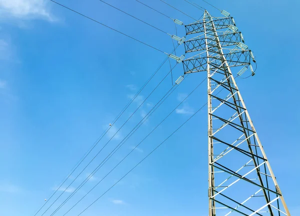 Högspänning Tower Med Blå Himmel Bakgrunden — Stockfoto