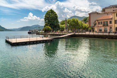 Omegna, Verbano-Cusio-Ossola, Piedmont, İtalya - 25 Mayıs 2018: Görünüm Omegna tarihi merkezi, Piyemonte bölgesindeki sahil Lake Orta yer alan Köyü.