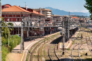 Varese, İtalya - 19 Temmuz 2018: Yüksek açılı görünüş Varese Nord tren istasyonunun şehir merkezi Varese, İtalya
