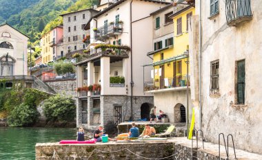 Brienno, Lombardiya, İtalya - 10 Ağustos 2018: küçük bir antik köy Brienno Lake Como, İtalya'nın kıyısında zevk insanlar