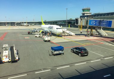 Riga, Letonya - 5 Mayıs 2018: Airbaltic uçak hazırlık için hareket içinde Riga Uluslararası Havalimanı. 
