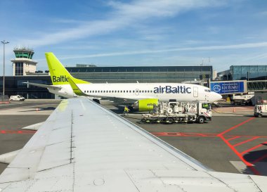 Riga, Letonya - 5 Mayıs 2018: Airbaltic uçak hazırlık için hareket içinde Riga Uluslararası Havalimanı. 