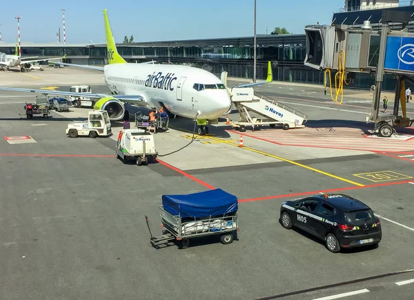 Riga Letonia Mayo 2018 Airbaltic Aircraft Preparation Departure Riga International —  Fotos de Stock