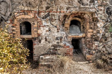 Tuğla fırın dışında terk edilmiş. 