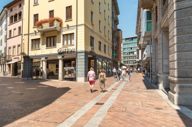 Lugano, Ticino, İsviçre - 27 Temmuz 2018: Sokak görünümü insanlar ve Lugano mağazalar merkezi, kentsel sahne, İsviçre