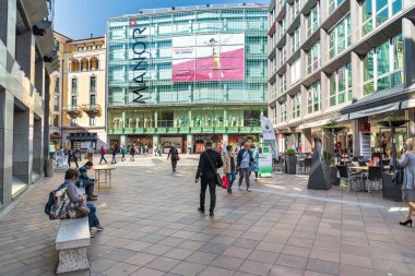 Lugano, Ticino, İsviçre - 19 Nisan 2018: İnsanlar Manor alışveriş merkezi Lugano merkezi şehrin Ticino, İsviçre ziyaret. 