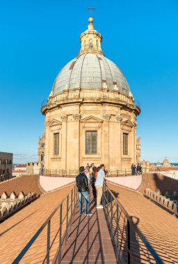 Palermo, Sicilya, İtalya - 5 Ekim 2017: Palermo Katedrali çatıda akşam güneş ışığına karşı insanlar.