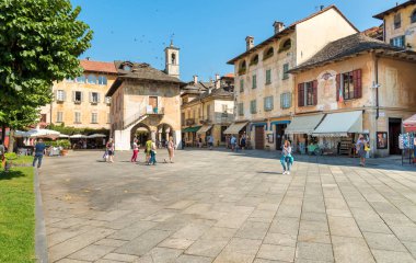 Orta San Giulio, Novara, İtalya - 28 Ağustos 2018: Tarihi merkezi, eski köy Orta San Piedmont, İtalya için göl kıyısında Orta bulunan Giulio, görünümünü