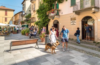 Orta San Giulio, Novara, İtalya - 28 Ağustos 2018: tarihi merkezinde, eski köy, Orta San Piedmont, İtalya için göl kıyısında Orta bulunan Giulio, ziyaret insanlar