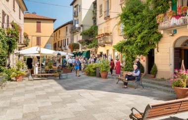 Orta San Giulio, Novara, İtalya - 28 Ağustos 2018: tarihi merkezinde, eski köy, Orta San Piedmont, İtalya için göl kıyısında Orta bulunan Giulio, ziyaret insanlar